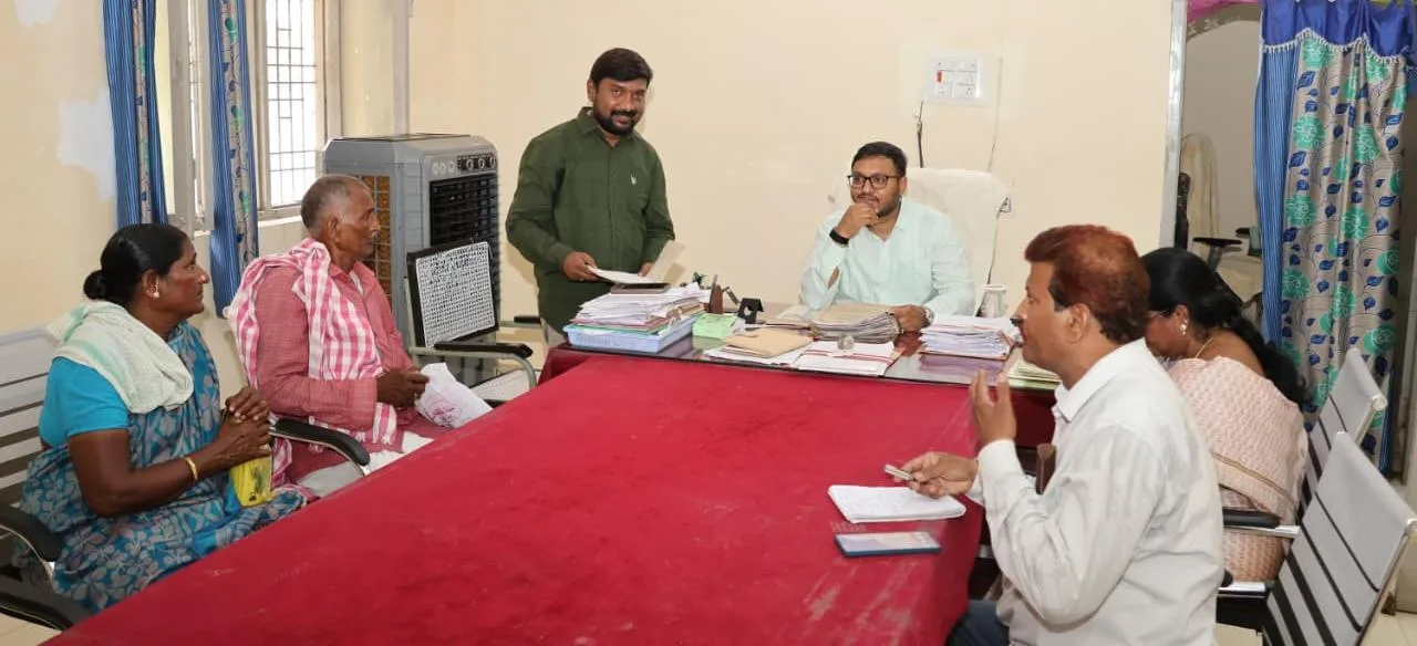 పెండింగ్ దరఖాస్తులను వెంటనే పరిష్కరించాలి