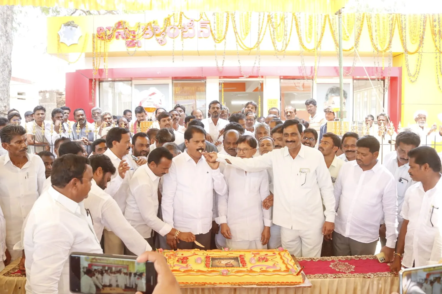 ఘనంగా మాఖ్యమంత్రి నారా చంద్రబాబు నాయుడు జన్మదిన వేడుకలు నిర్వహించిన ఎరిక్షన్ బాబు.