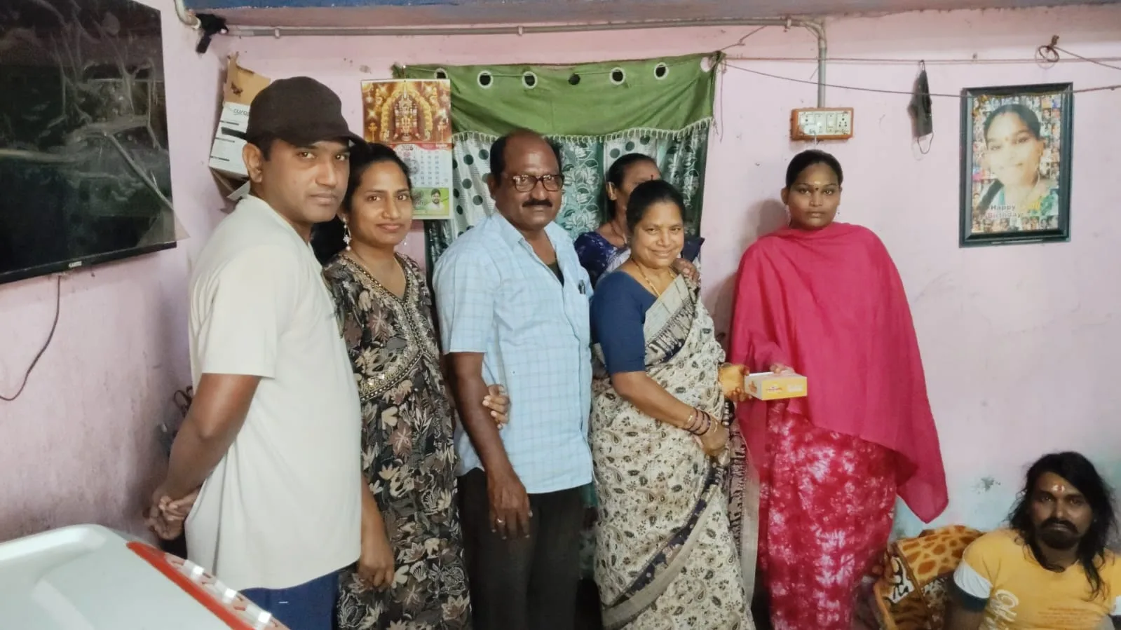 పుట్టినరోజు సేవగా మార్చిన దంపతులు, నిరుపేద కుటుంబానికి అండగా చంద్రపాల్-నీనా