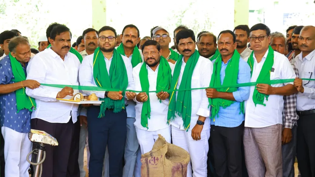 మొక్కజొన్న కొనుగోలు కేంద్రాలను రైతులు సద్వినియోగం చేసుకోవాలి : కలెక్టర్