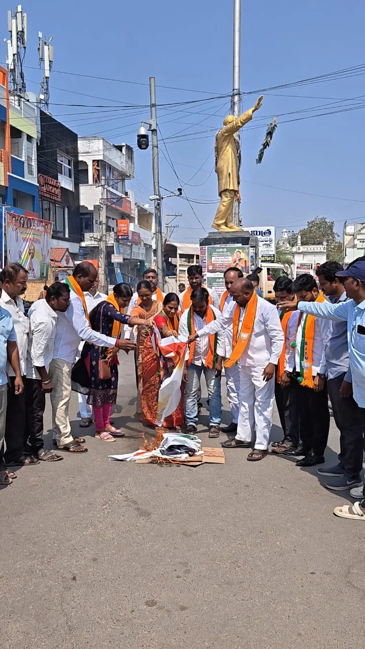 బిజెపి ఆధ్వర్యంలోమహిళా బిల్లును వ్యతిరేకించిన ఇండికూటమి నాయకుల దిష్టిబొమ్మ ల దగ్ధం