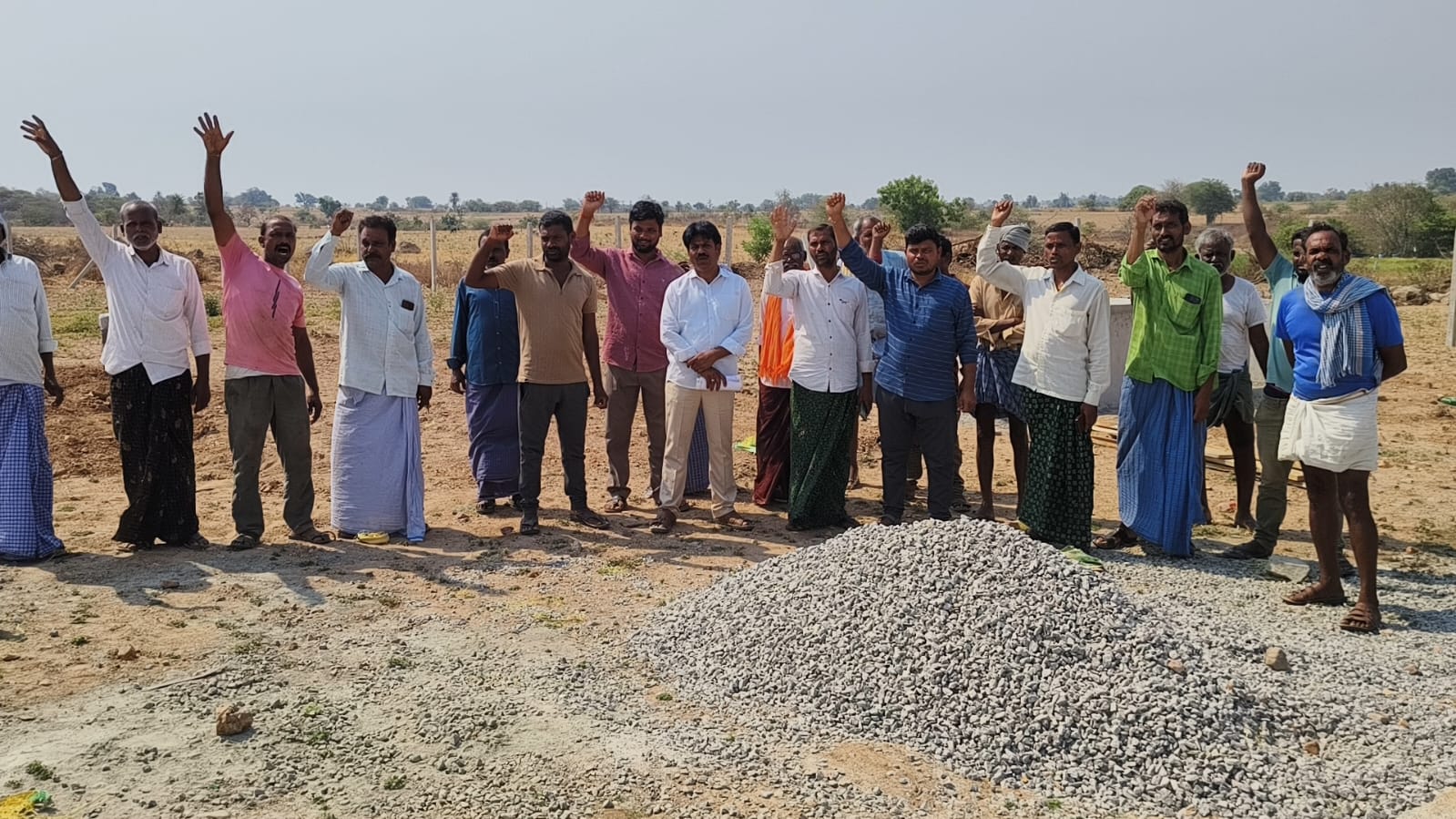 దేవుడు మాన్యం భూములను సోలార్ ప్లాంట్ కు ఇవ్వొద్దని రాష్ట్ర కమిషన్కు ఫిర్యాదు చేసిన కౌలు రైతులు