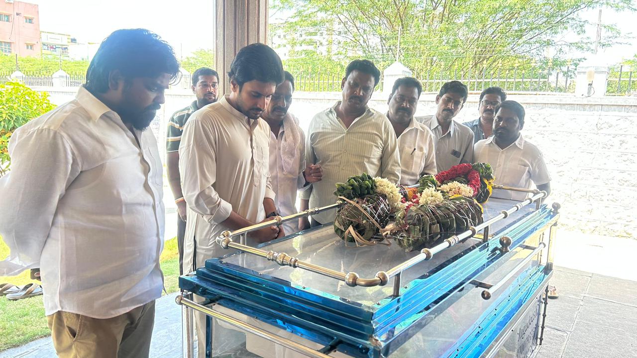 వైసీపీ నేత తల్లి మృతి