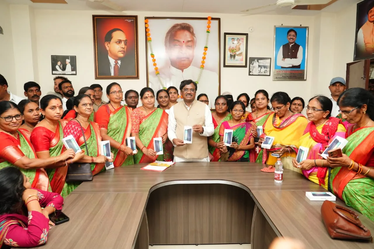 చెన్నూరు ఎమ్మెల్యే క్యాంపు కార్యాలయంలో అంగన్వాడీ టీచర్లకు రాష్ట్ర ప్రభుత్వం అందిస్తున్న సెల్ ఫోన్లను పంపిణీ