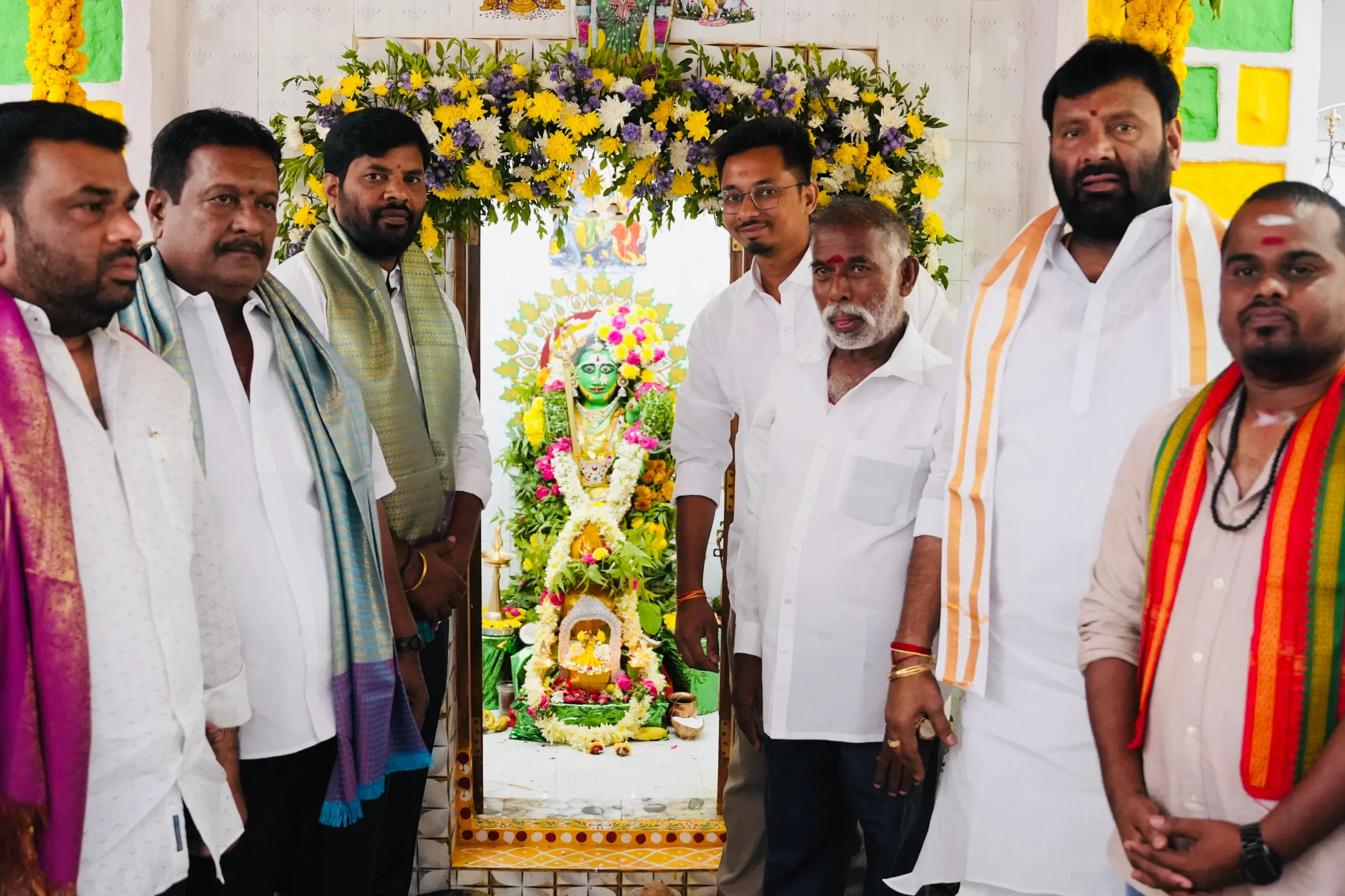 వీరభద్ర స్వామివారి దేవాలయని దర్శించుకున్నా మాజీ ఎమ్మెల్యే కూన శ్రీశైలం గౌడ్