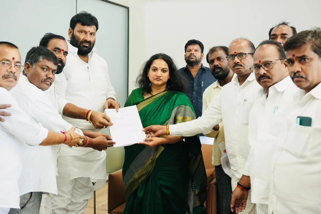 సైబరాబాద్ మునిసిపల్ కమిషనర్ ని కలిసి సమస్య వివరించడం జరిగింది