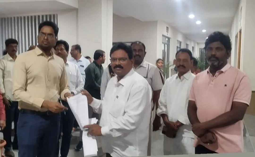 లైబ్రరీ షాపింగ్ కాంప్లెక్స్లో కిరాయి ఆవకతోకలపై విచారణ జరిపించాలని కలెక్టర్కు ఫిర్యాదు