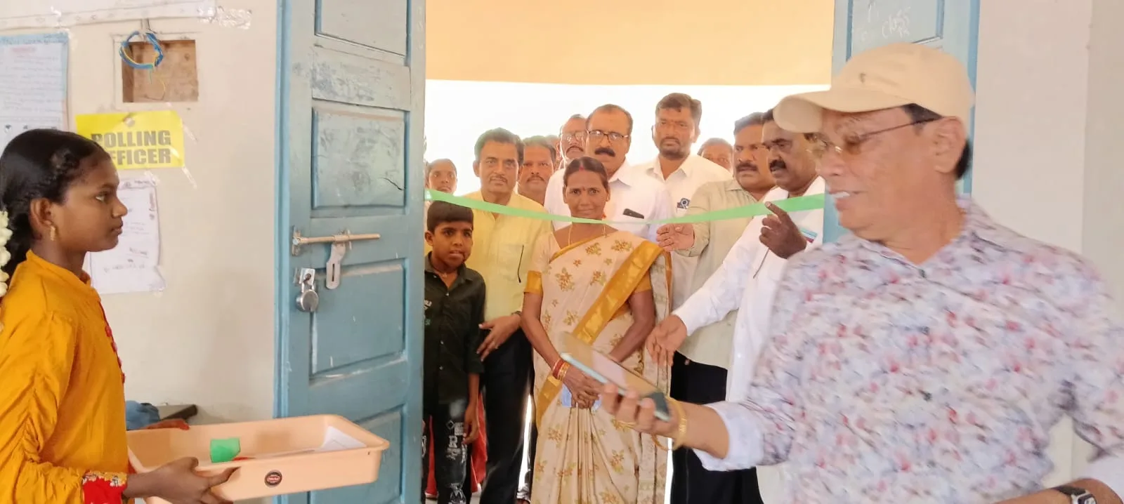 పాలెఅన్నారం జిల్లా పరిషత్ పాఠశాలలో 85 చిత్ర పటాలు ఆవిష్కరణ