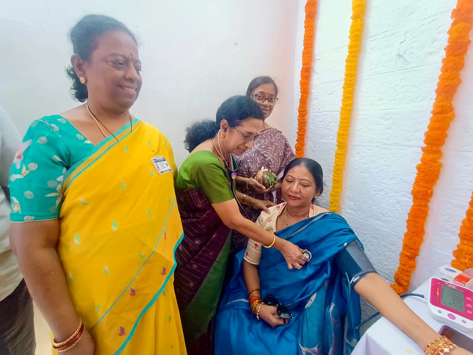 అమ్మవారి ఆలయం వద్ద ప్రథమ చికిత్స కేంద్రం