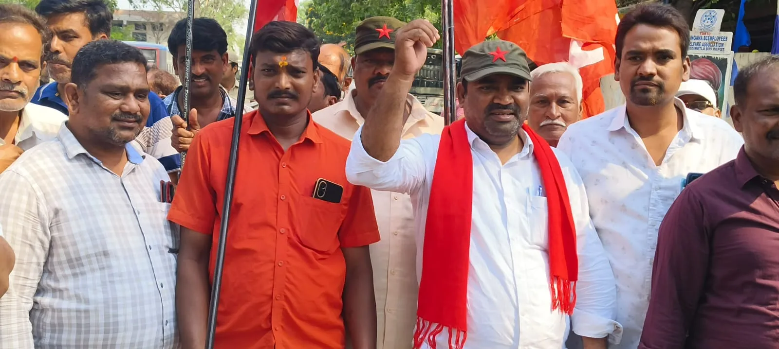 ఆర్టీసీ కార్మికుల న్యాయమైన డిమాండ్లను నెరవేర్చాలి.