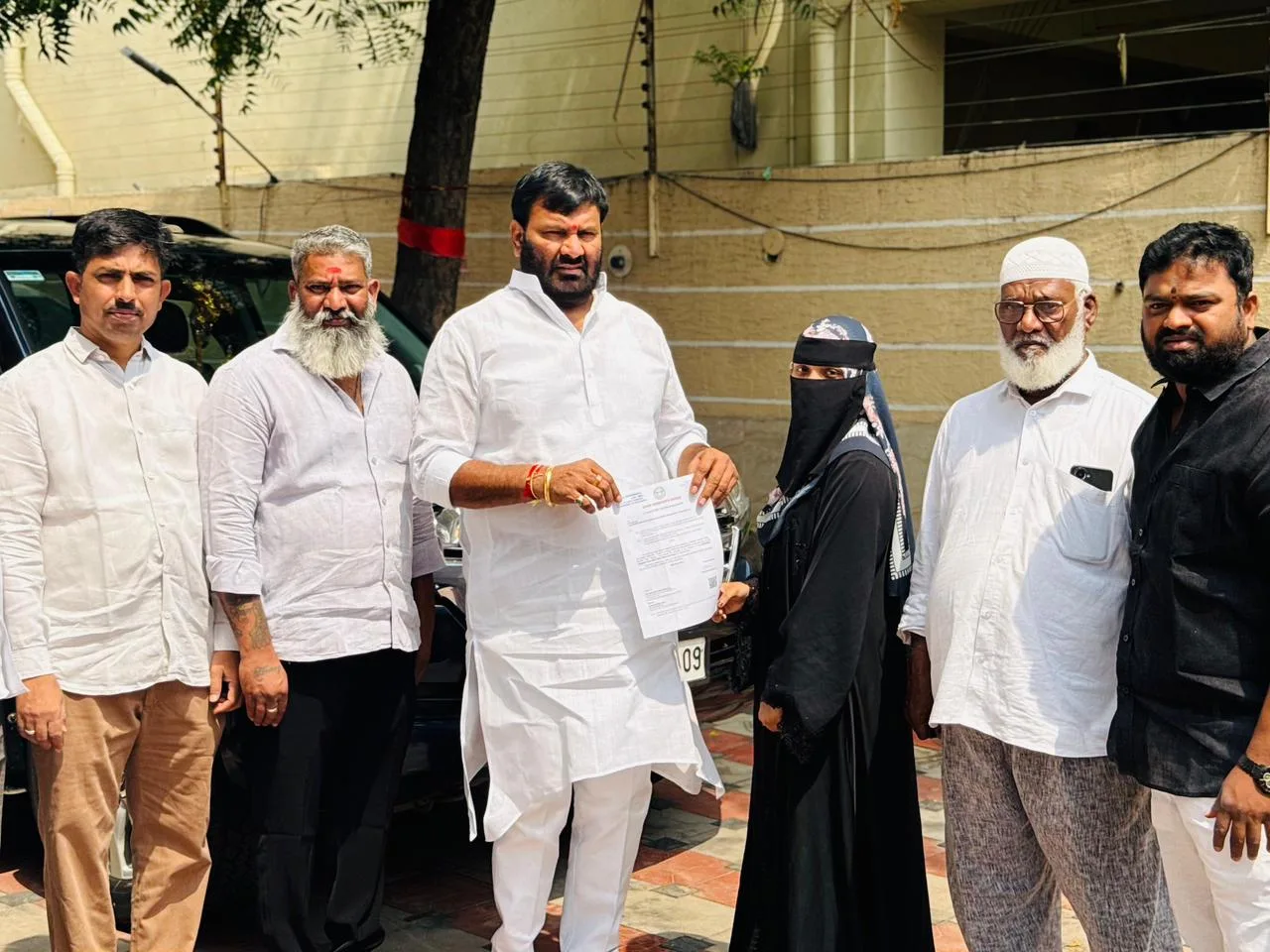 అనారోగ్యంతో చికిత్స చేయించుకుంటున్న బాధితుడికి ఎల్ఓసి అందజేత…