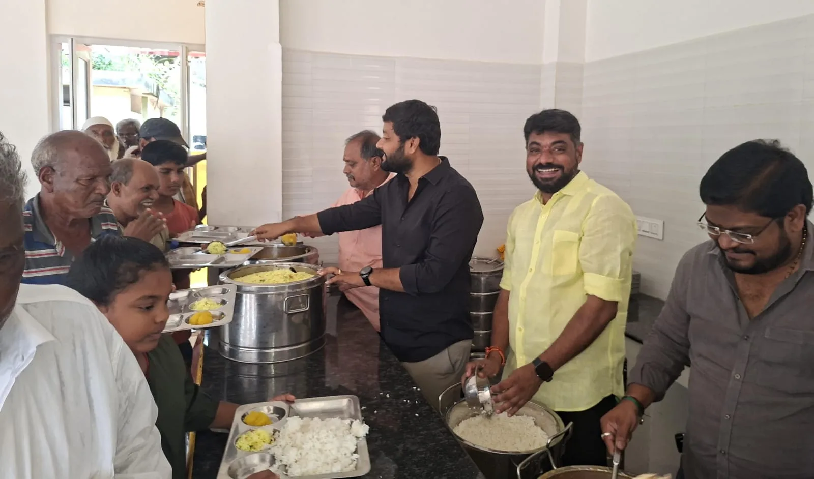కొల్లారెడ్డి ఆకాంక్ష రెడ్డి జన్మదినం అన్నా క్యాంటీన్లో పేదలకు భోజనం