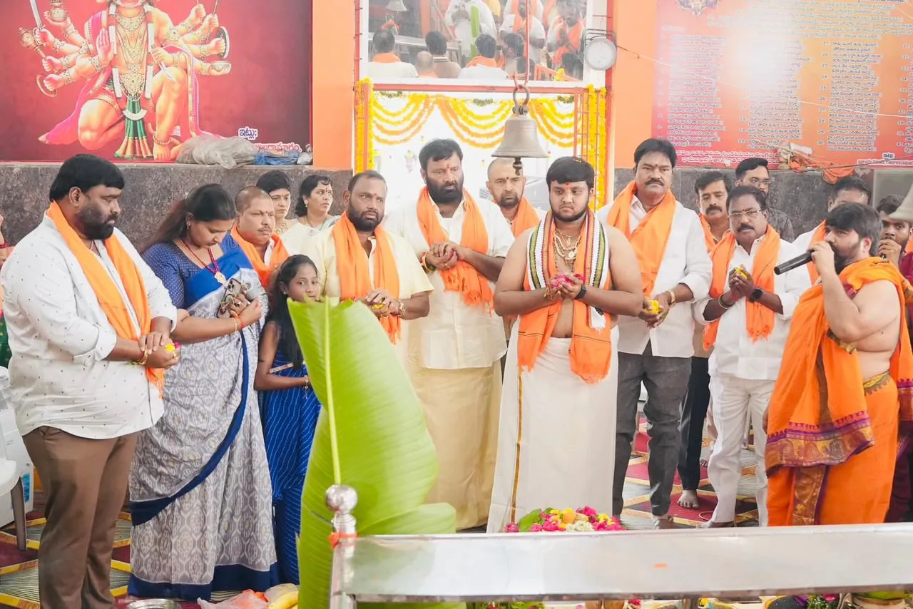 గాజులరామారం హనుమాన్ దేవస్థానంలోని శ్రీ ఆంజనేయ స్వామి పూజ