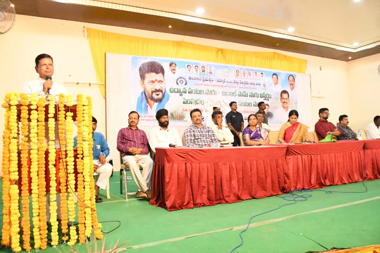 వరికిప్రత్యామ్నాయంగా వాణిజ్య పంటలను సాగు చేసి లాభాలు పొందాలని రైతులకు సూచించిన