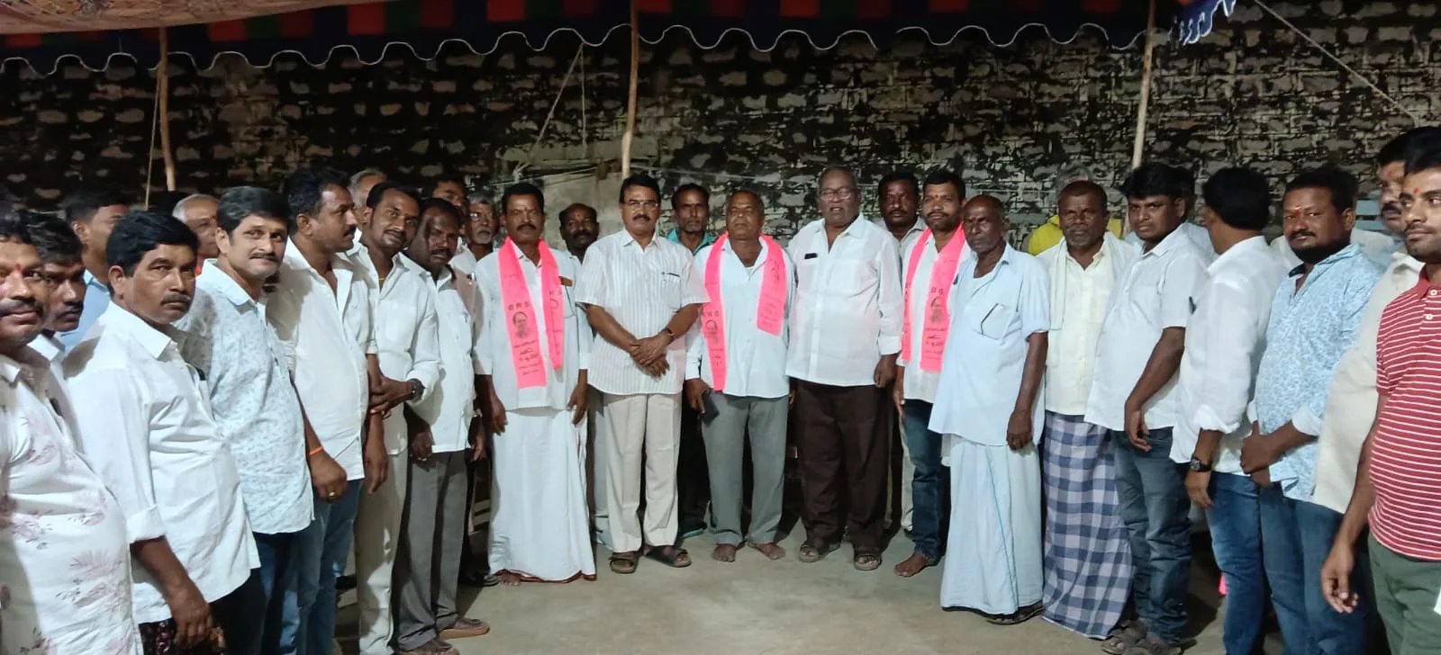 పార్టీ వీడిన మణిగిల్ల కాంగ్రెస్ నాయకులు గులాబీ కండువా కప్పి పార్టీలోకి ఆహ్వానించిన