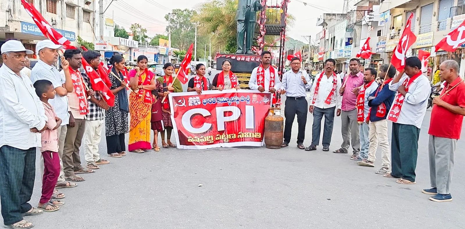 వాణిజ్య, వంట గ్యాస్ ధర పెంపు, వంట గ్యాస్ కొరతపై….. సిపిఐ నిరసన….