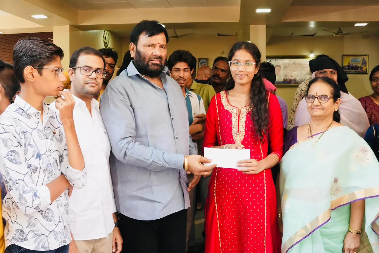 ఉత్తమ ఫలితాలు సాధించిన నవజ్యోతి పాఠశాల విద్యార్థులను సన్మానించిన మాజీ శాసనసభ్యులు కూన శ్రీశైలం గౌడ్….