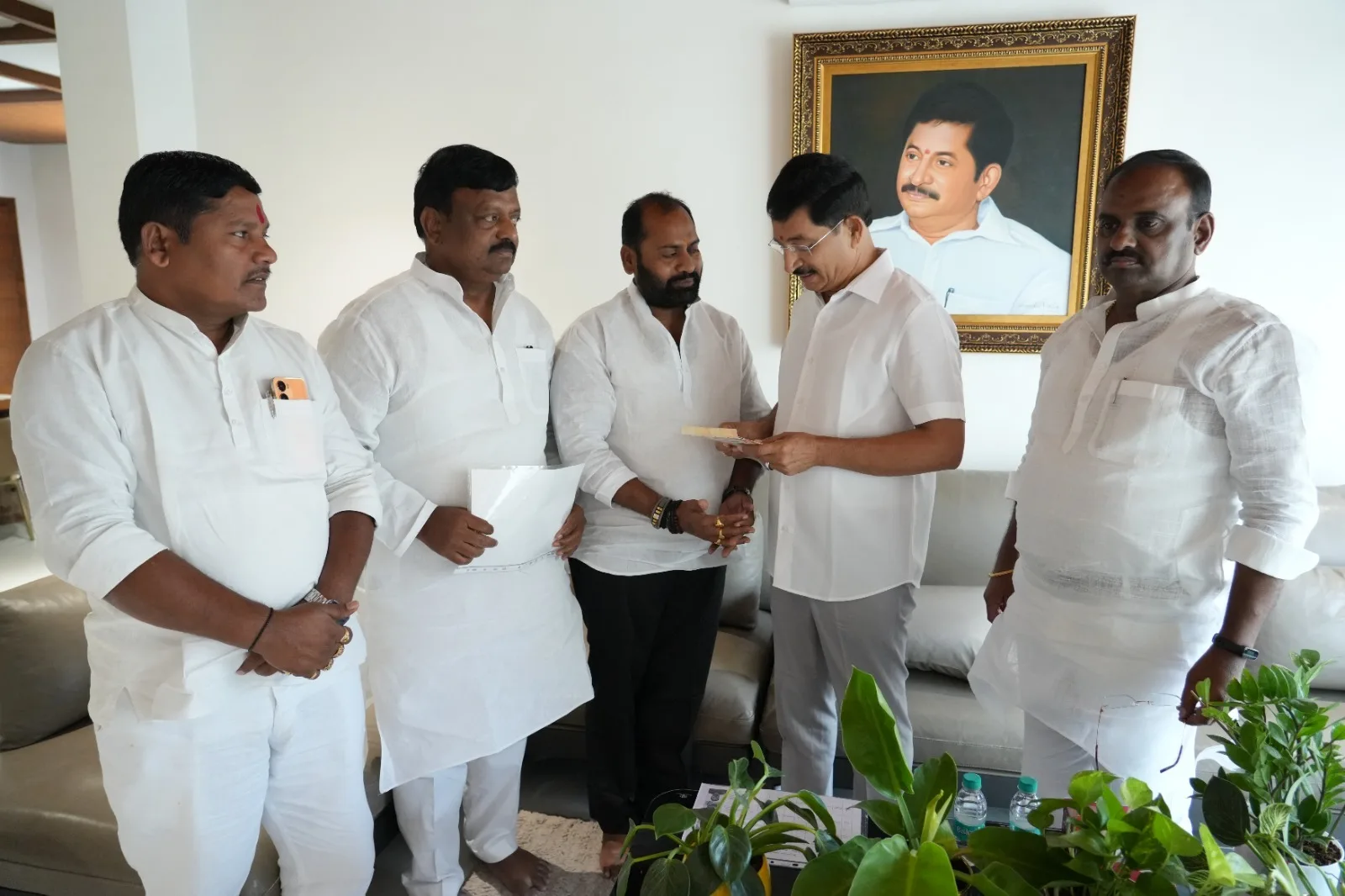 కుత్బుల్లాపూర్ సమస్యలపై సీఎం సలహాదారికి వినతిపత్రం