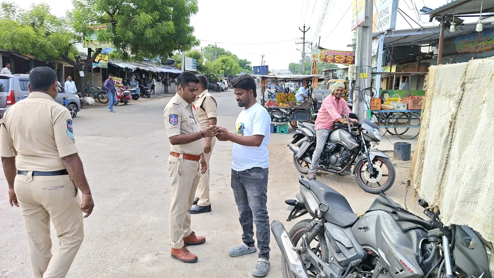 రోడ్డు భద్రతపై అవగాహన కల్పించిన గోదావరిఖని 1- టౌన్ పోలీసులు…