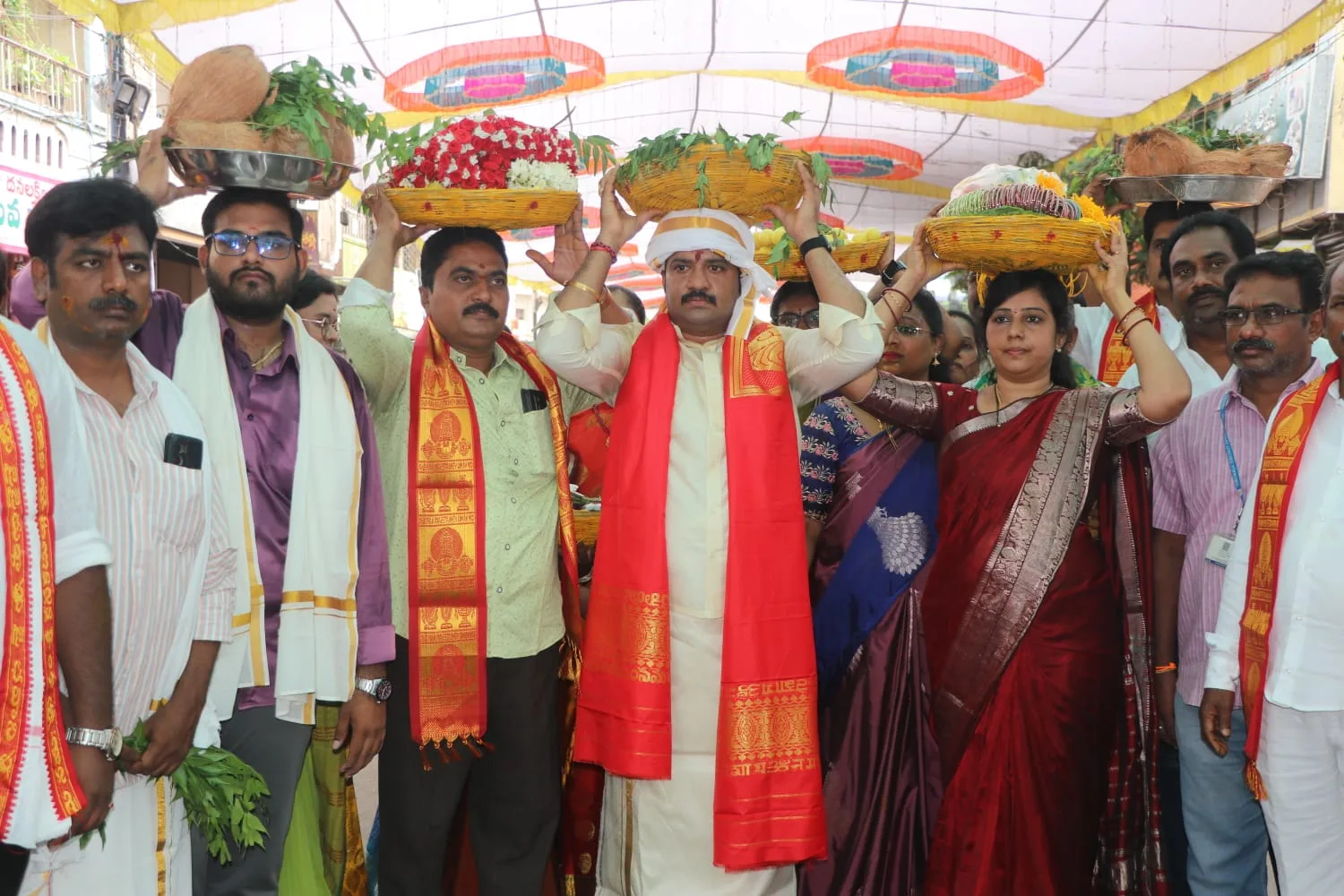 టీటీడీ ఈడబ్ల్యూఏ నాయకుల పట్టు వస్త్రాలు సమర్పణ