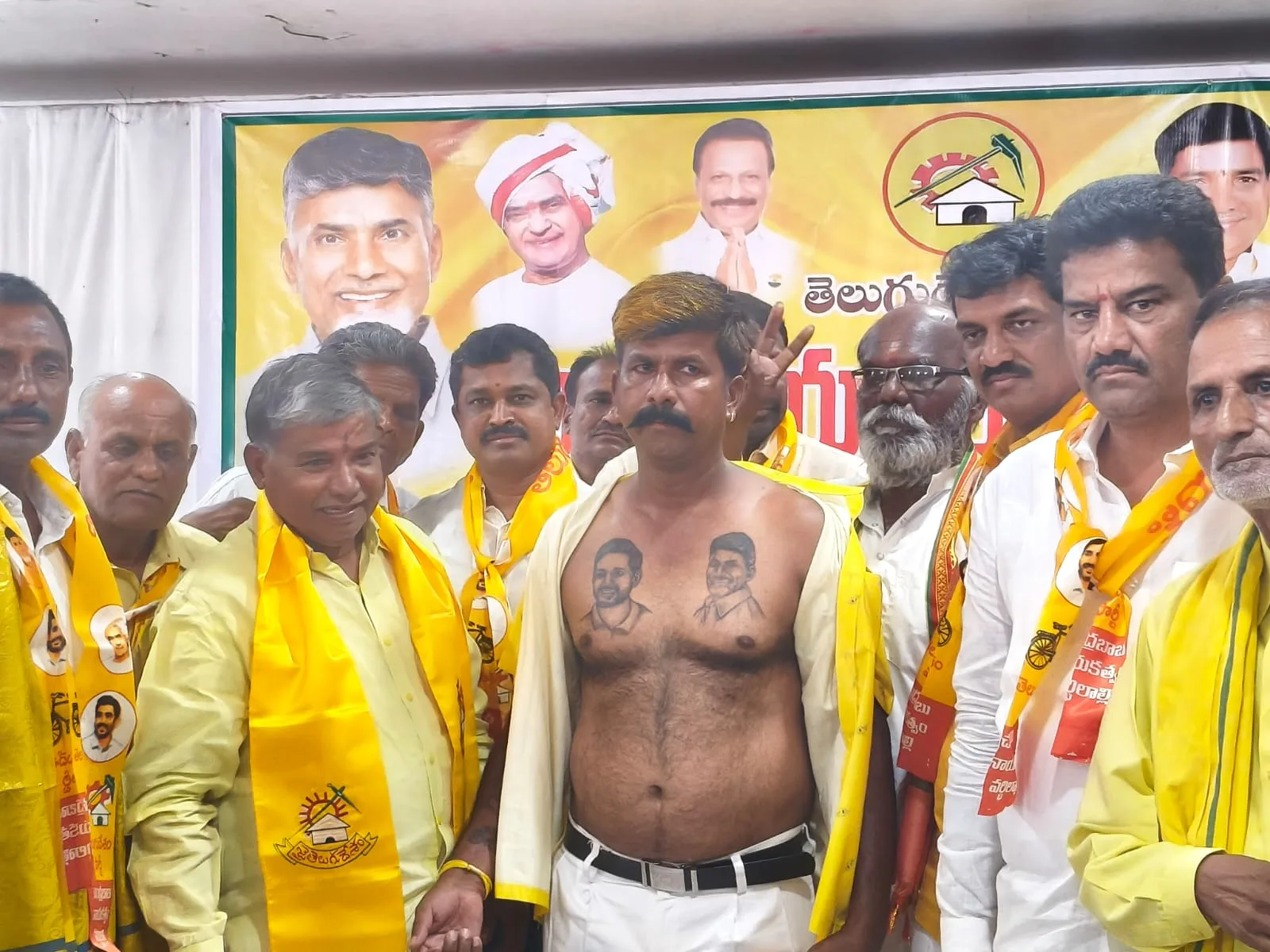 ఎపి సీఎం చంద్రబాబు మంత్రి నారా లోకేష్ చిత్రాలను ఎదపై పచ్చ బొట్టుగా వేసుకున్న తెలుగుదేశం పార్టీ అభిమాని