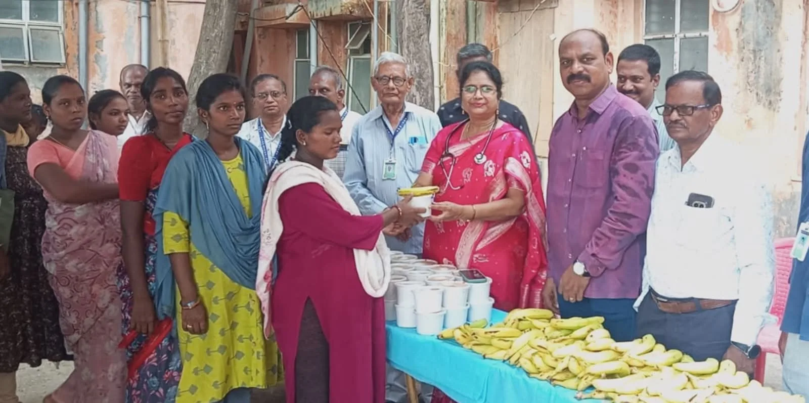 జేవీవీ ఆధ్వర్యంలో గర్భిణీలకు భోజనాలు