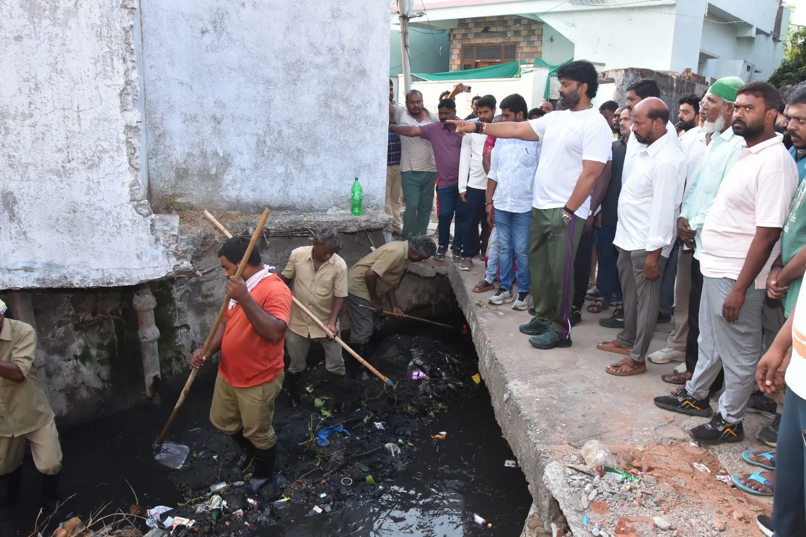 కాలువల ఆక్రమణలు తొలగించండి…