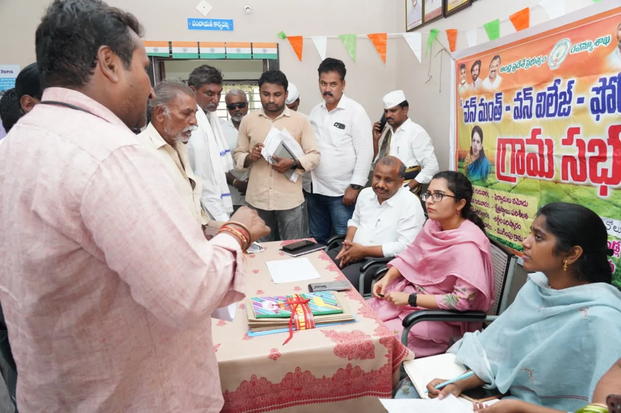 గురిజవోలులో ‘వన్ మంత్ – వన్ విలేజ్ – ఫోర్ విజిట్స్’: ఇంచార్జి కలెక్టర్ పర్యటన