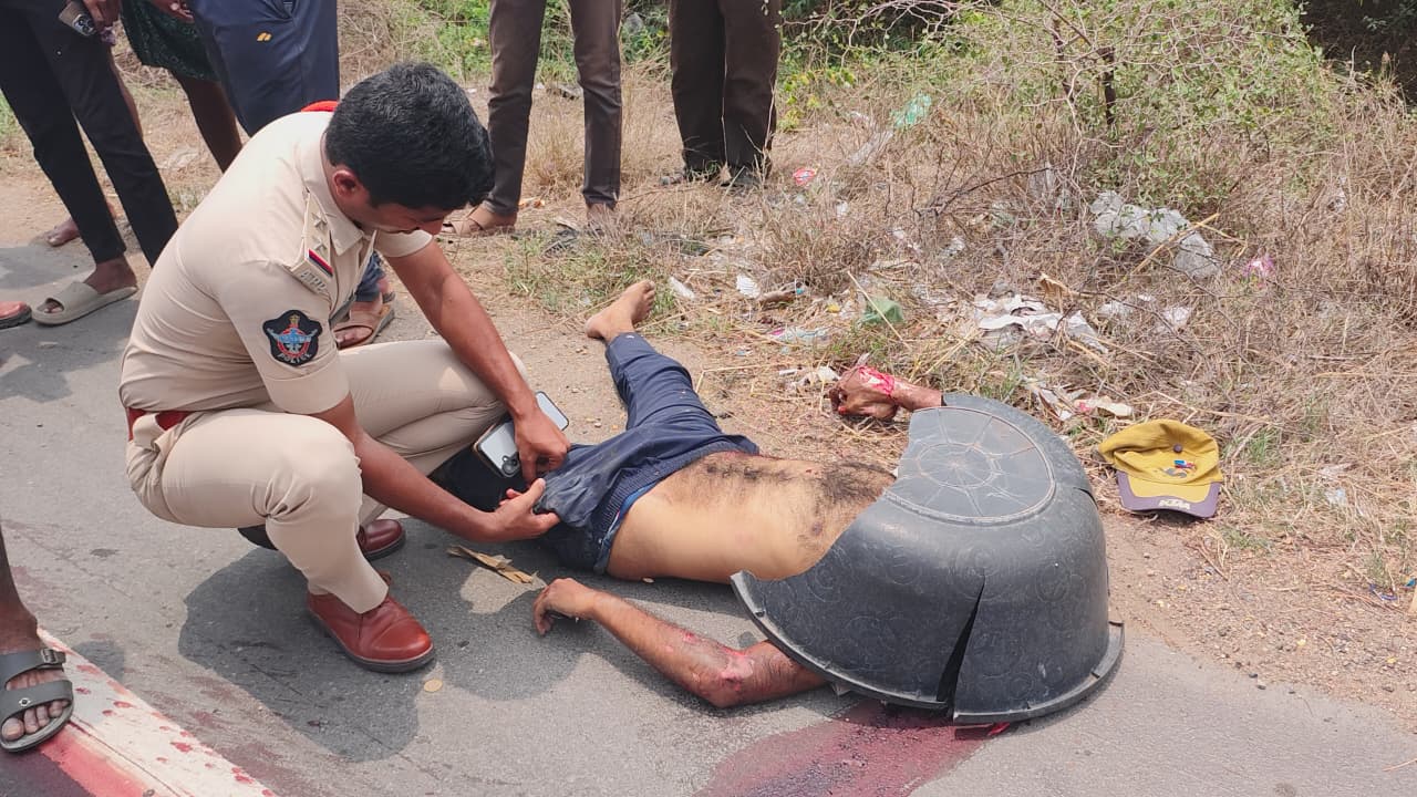 సాతులూరు వద్ద కాలేజీ బస్సు ఢీకొని ఇద్దరు యువకుల మృతి