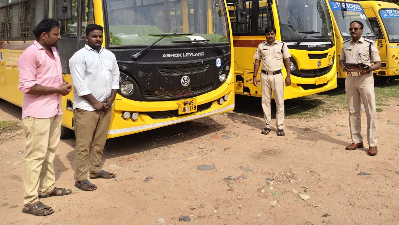 స్కూల్ బస్సులను తనిఖీ చేసిన ఎంవీఐ