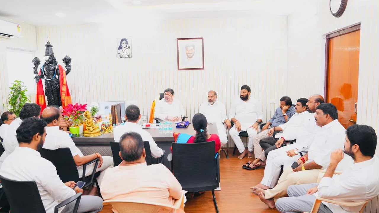 మినిస్టర్స్ క్వార్టర్స్ లో మంత్రి పొన్నం ప్రభాకర్  తో కలిసి కరీంనగర్ పార్లమెంట్ నియోజకవర్గ సమావేశం