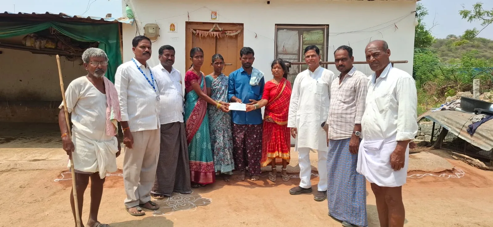 కరెంట్ షాక్‌తో మృతి చెందిన బర్రెల బాధితులకు ల్ప్రభుత్వ నష్టపరిహారం అందజేసిన…..డాక్టర్ జిల్లెల చిన్నారెడ్డి