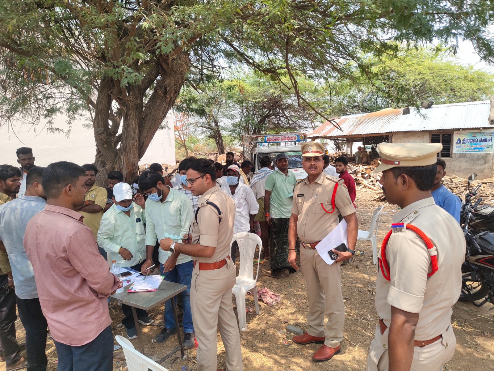 పెబ్బేరు పశువుల సంత, పోలీస్ చెక్ పోస్టును తనిఖీ చేసిన …….అదనపు ఎస్పీ రాజేష్ మీనా