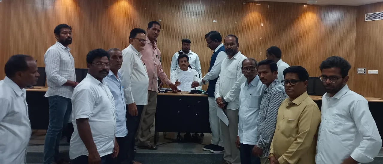మరి కుంట చెరువు అలుగు నీటి సమస్యను పరిష్కరించాలని కలెక్టర్కు వినతిపత్రం అందజేసిన