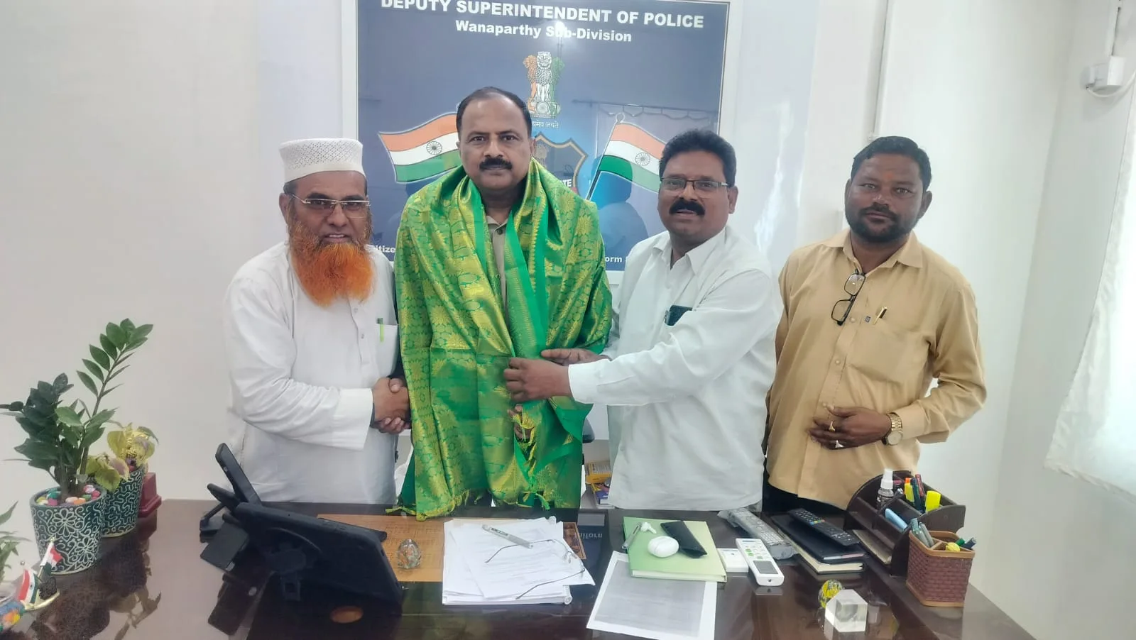 నూతన డీఎస్పీని సన్మానించిన…… టీజేఎస్ జిల్లాఅధ్యక్షులుఖాదర్ పాష.