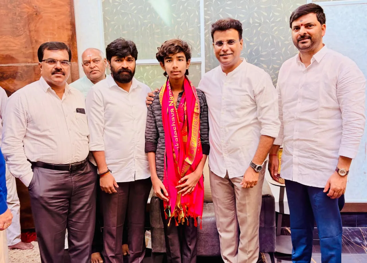 మేడ్చల్ జిల్లా 10వ తరగతి టాపర్ భౌరంపేట్ విద్యార్థి లక్ష్మీనారాయణ ను అభినందించిన ఎమ్మెల్యే కేపీ వివేకానంద .