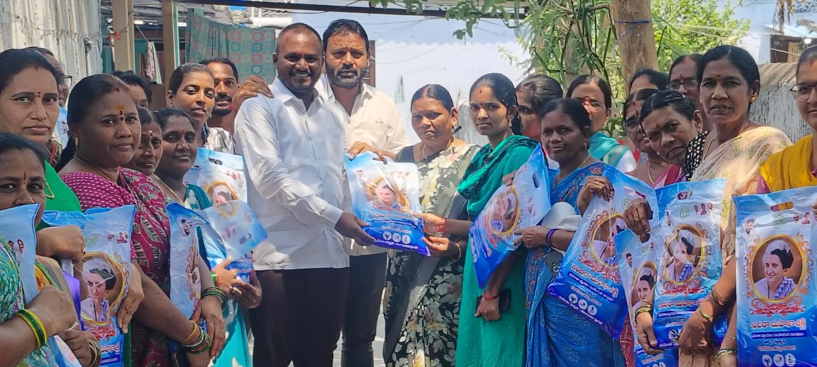 డ్వాక్రా మహిళలకు ఇందిరమ్మ చీరల పంపిణీ… సంక్షేమ పాలనకు నిదర్శనం… –మార్కపురి సూర్య…