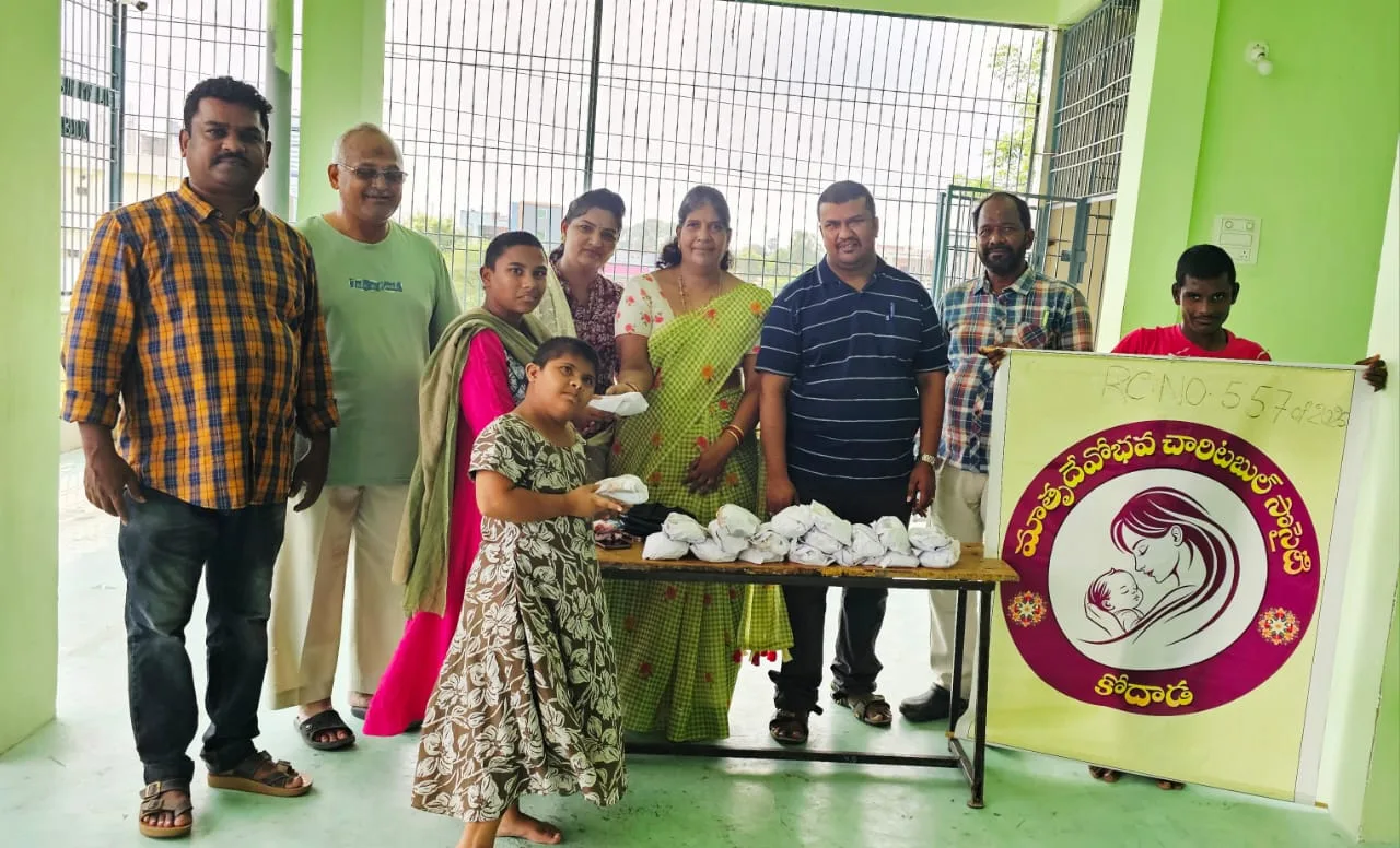 అనాధ పిల్లల మధ్య వివాహ వార్షికోత్సవం… మాతృదేవోభవ సొసైటీ ప్రధాన కార్యదర్శి ఓరుగంటి రమాదేవి,వెంకటేశ్వర్లు