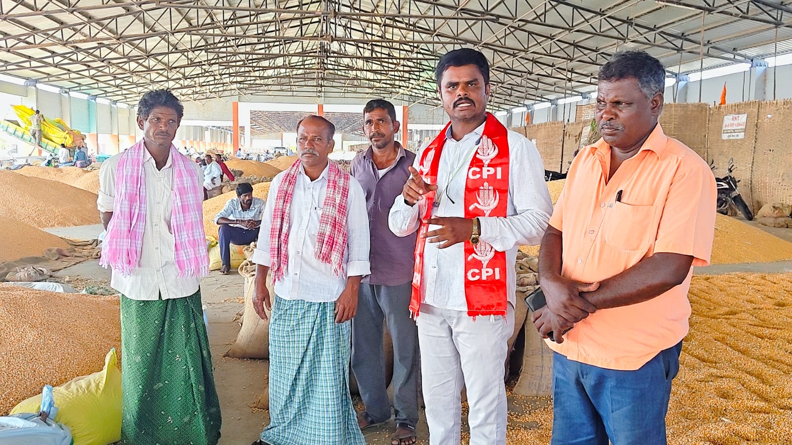 మొక్కజొన్న రైతులకు లారీలు గన్ని బ్యాగుల కొరత తీర్చాలనీ సిపిఐ డిమాండ్