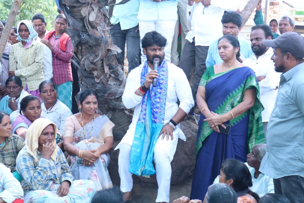 ఉపాధి కూలీలు, రైతులతో మమేకమై సమస్యలు తెలుసుకున్న ప్రజాప్రతినిధి రాజ్ ఠాకూర్…