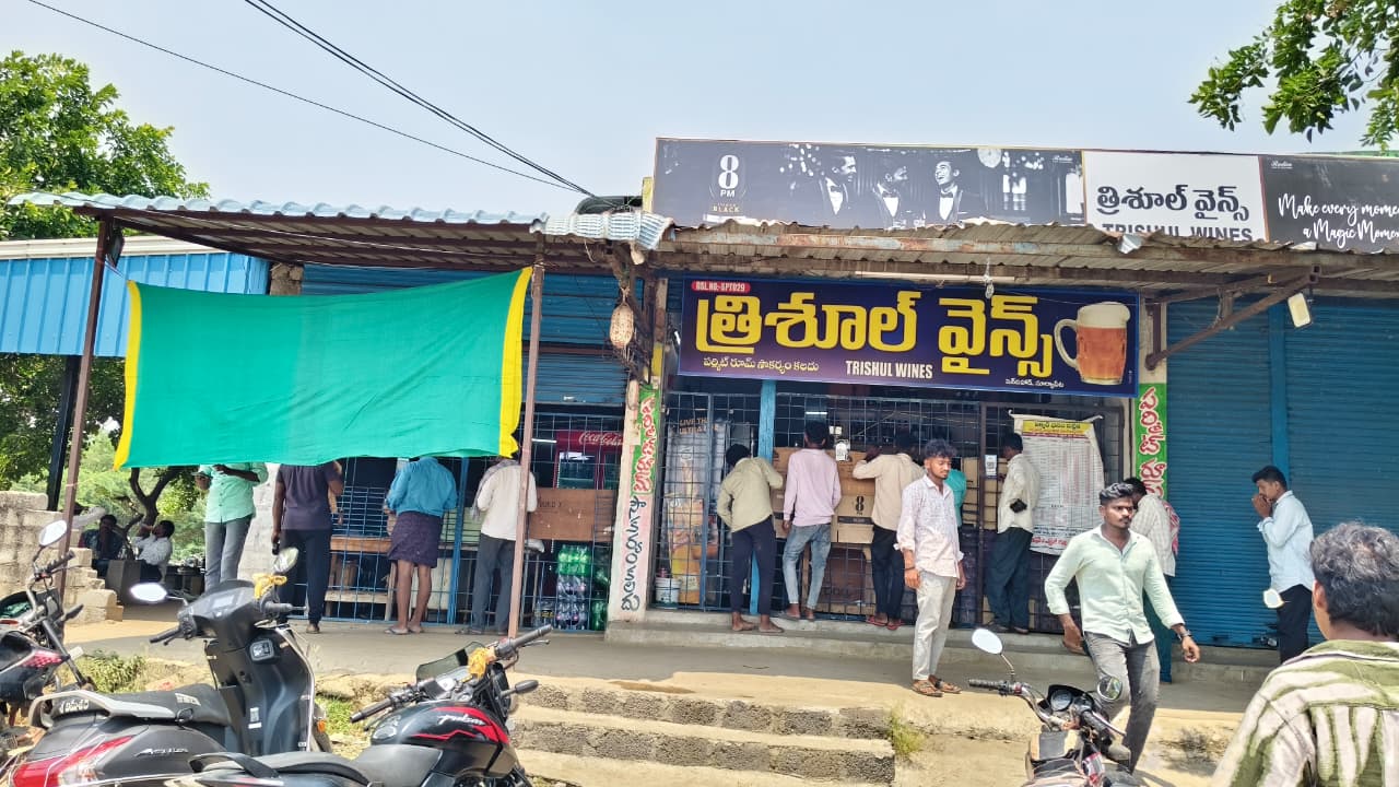 ఎమ్మార్పీ కంటే ఎక్కువ రేట్లు… పెన్ పహాడ్‌లో వైన్ షాప్‌ల దోపిడీ!