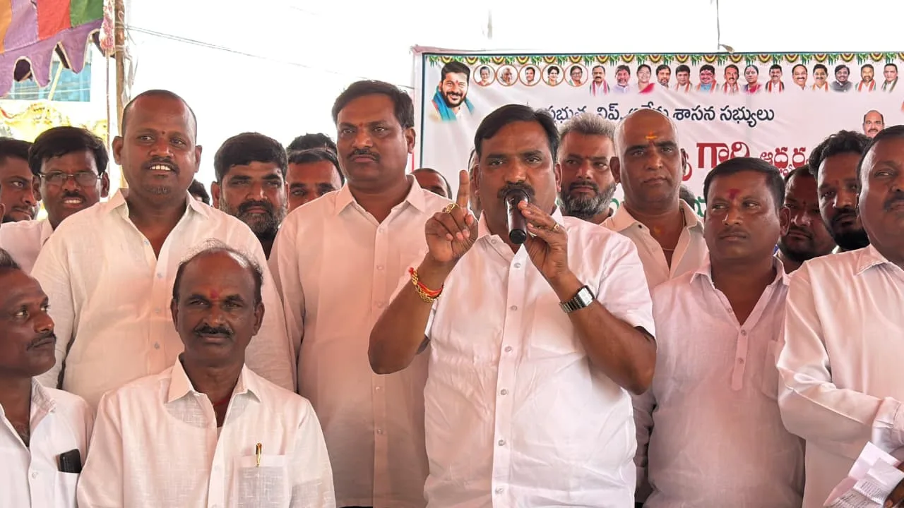 సీఎం రిలీఫ్ ఫండ్స్ చెక్స్ పంపిణీ చేసిన ఎమ్మెల్యే బీర్ల
