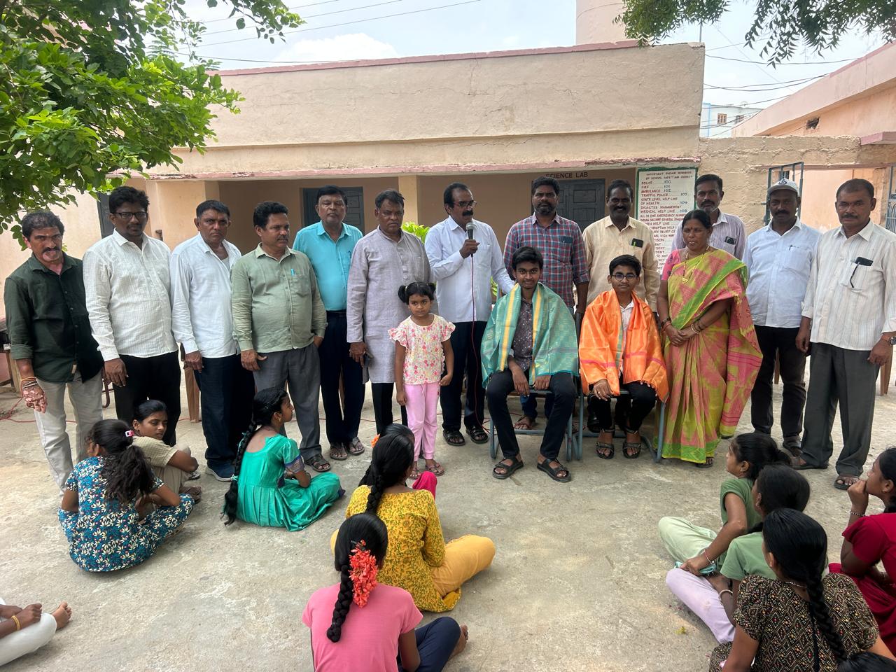 చిలుకూరులో రాష్ట్ర స్థాయి ర్యాంకులు సాధించిన విద్యార్థులకు ఘన సన్మానం.. ఎంఈవో, హెచ్ఎమ్, సర్పంచ్,ఉపాధ్యాయులు..