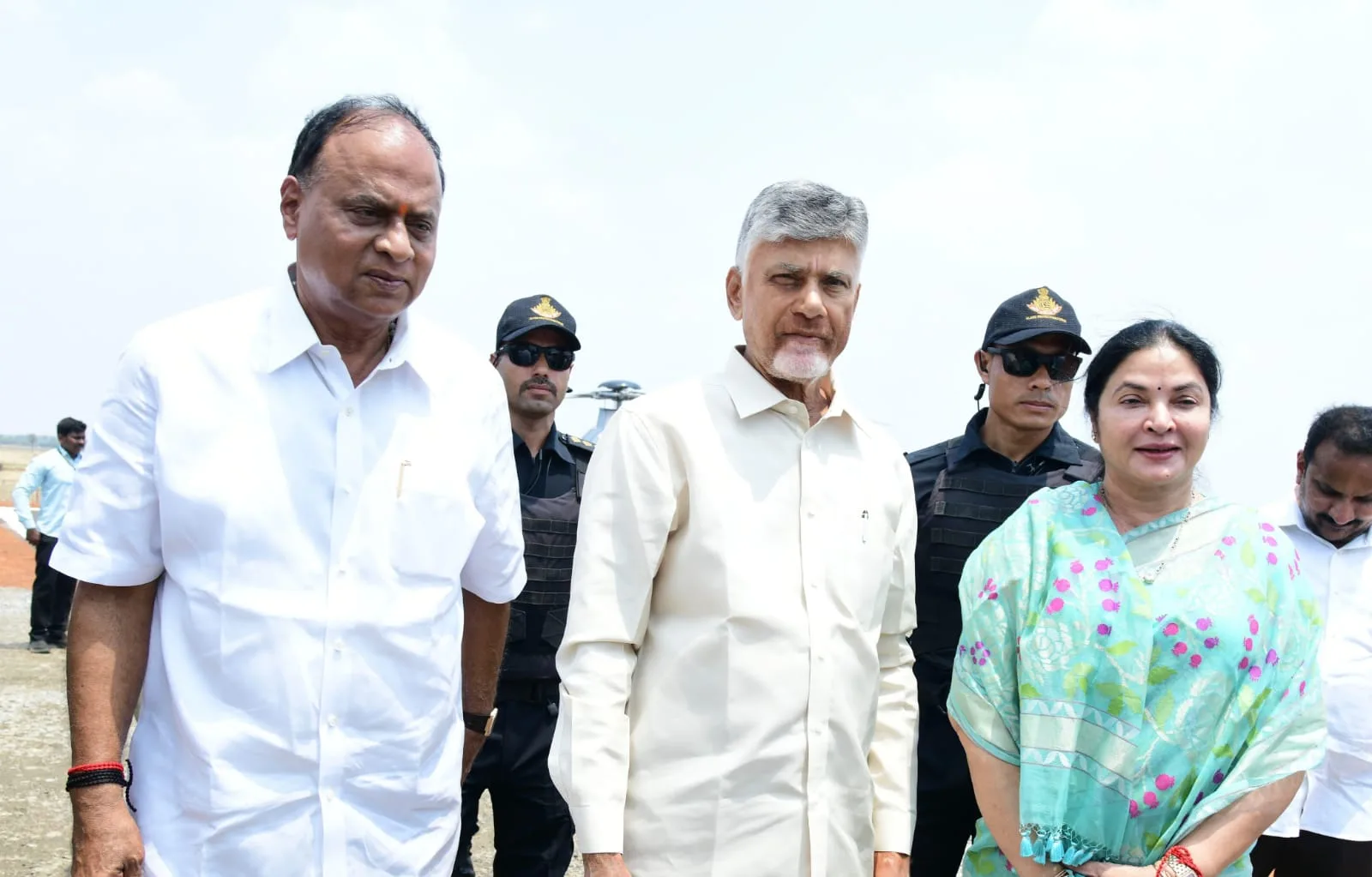 సి.యం చంద్రబాబు కు వేమిరెడ్డి దంపతులు ఘన స్వాగతం