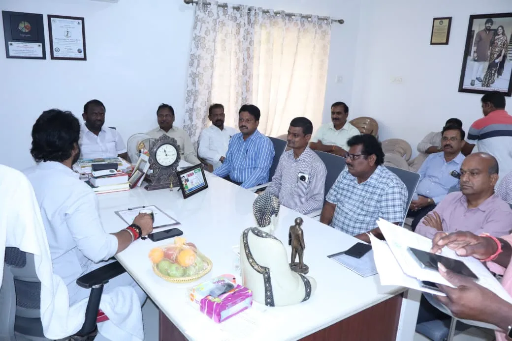 ప్రజా సమస్యల పరిష్కారమే లక్ష్యం.. రామగుండం అభివృద్ధిపై అధికారులతో ఎమ్మెల్యే రాజ్ ఠాకూర్ సమీక్ష”