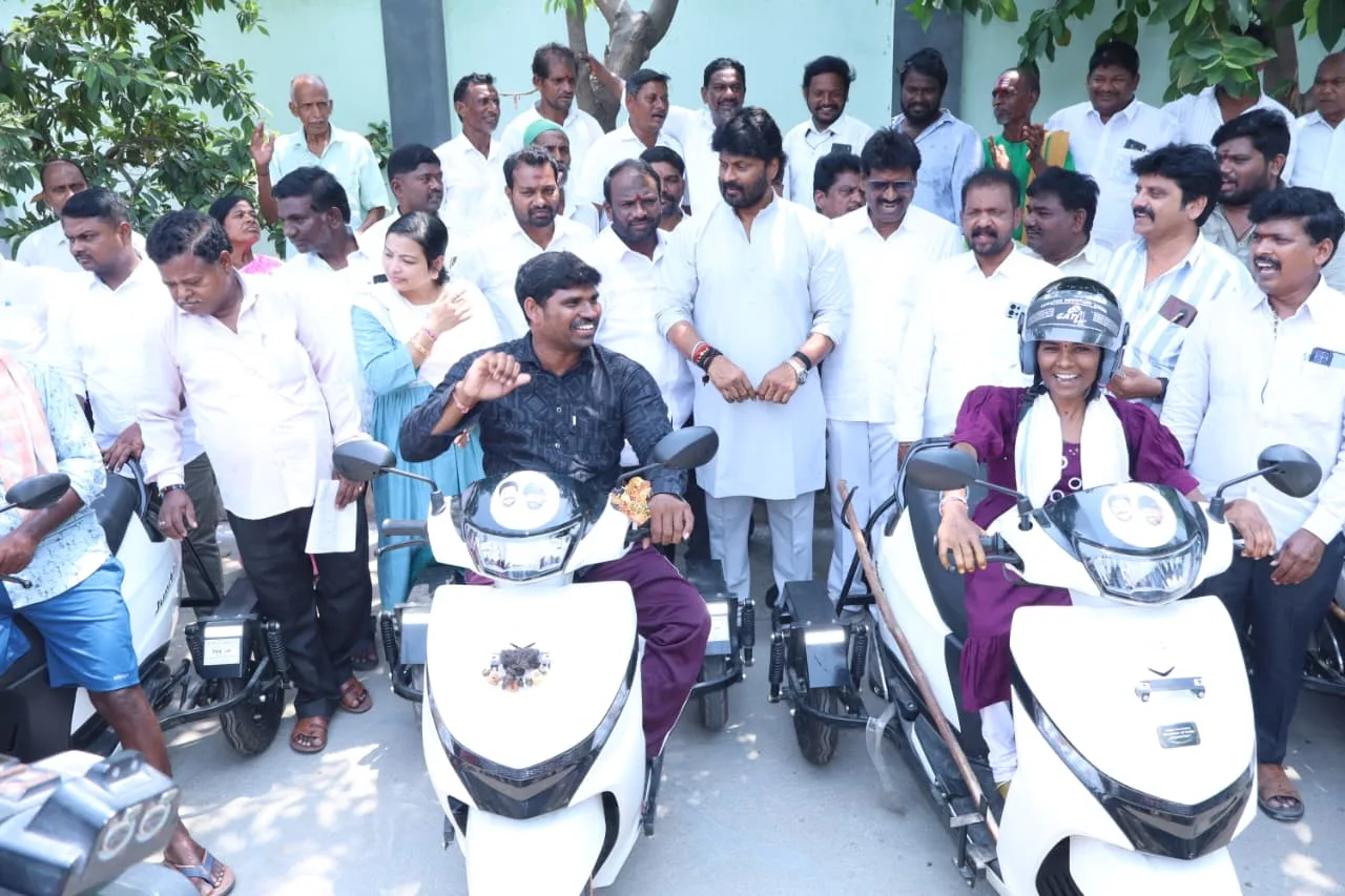 దివ్యాంగుల జీవితాల్లో కొత్త వెలుగులు నింపిన త్రిచక్ర వాహనాల పంపిణీ..
