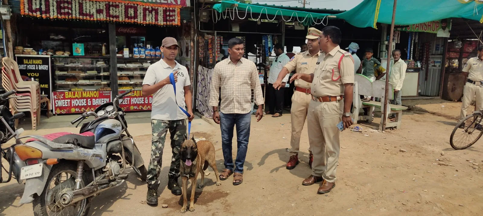 రామగుండంలో పోలీసుల ఆకస్మిక తనిఖీలు.. డాగ్ స్క్వాడ్‌తో ప్రత్యేక చెకింగ్ నిర్వహణ..