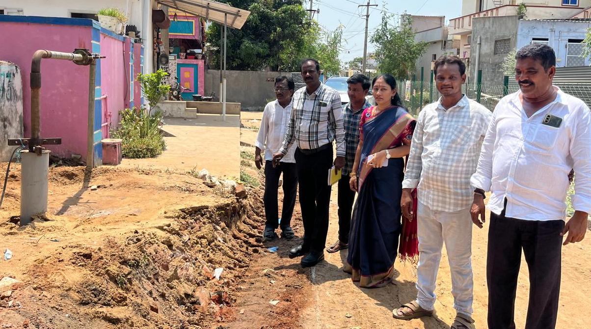 నూతనంగా వేసిన బోర్ పాయింట్ ను పరిశీలించిన బుచ్చి చైర్ పర్సన్ సుప్రజ