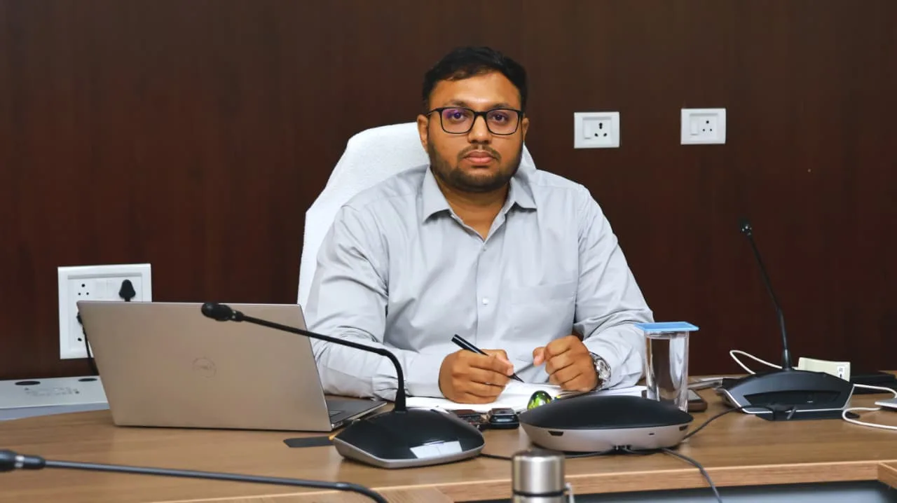 ఎండ తీవ్రతపై ప్రజలు అప్రమత్తంగా ఉండాలి: కలెక్టర్ తేజస్ నంద్ లాల్ పవార్