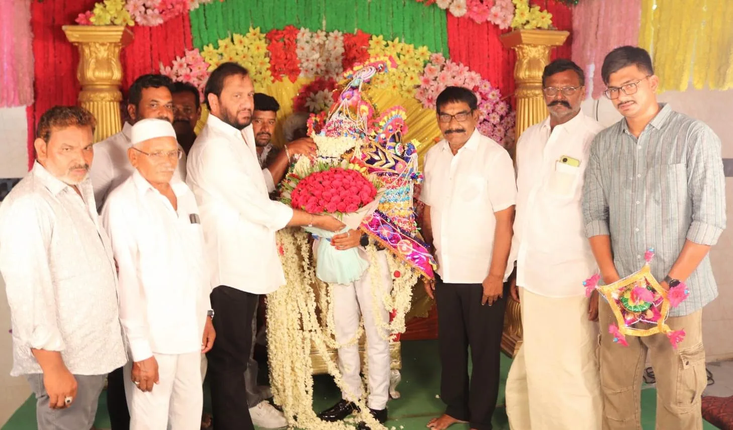 నవ దంపతులను ఆశీర్వదించిన ప్రసన్నకుమార్ రెడ్డి